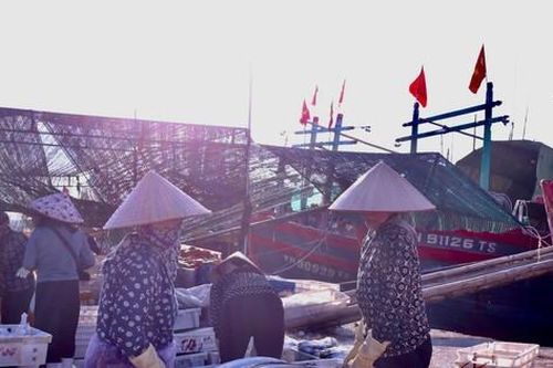 Tấp nập chợ cá Lạch Trường ngày nghỉ lễ