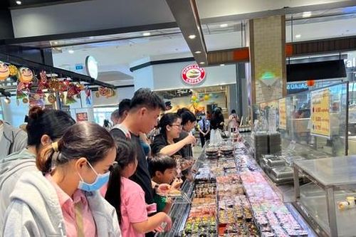 Sợ mưa gió, người dân TPHCM đổ vào trung tâm thương mại vui chơi