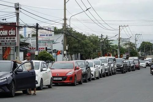 Dòng xe kẹt cứng hàng km chờ qua phà Cát Lái vào TPHCM