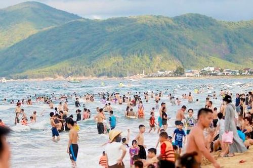 Hàng nghìn du khách phủ kín bãi biển Thiên Cầm