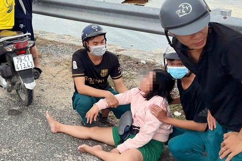 Ngăn chặn kịp thời người phụ nữ ôm con định nhảy cầu tự vẫn