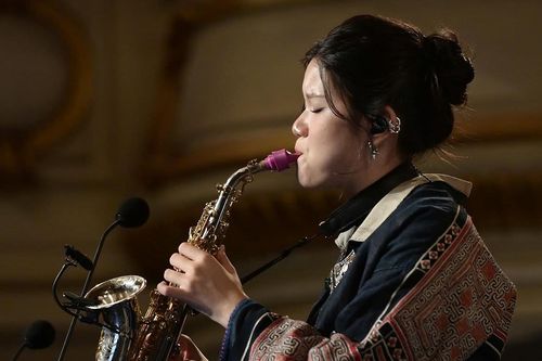 Tiếng saxophone xúc động của nữ nghệ sĩ tài năng 19 tuổi ở 'Điều còn mãi'