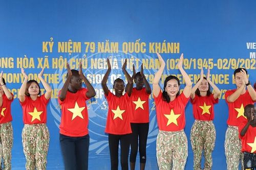 Người dân châu Phi nhảy múa mừng Quốc khánh cùng sĩ quan Việt Nam