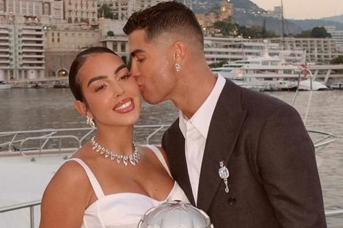 Ronaldo mừng danh hiệu Cúp C1 đầy phong cách bên bạn gái