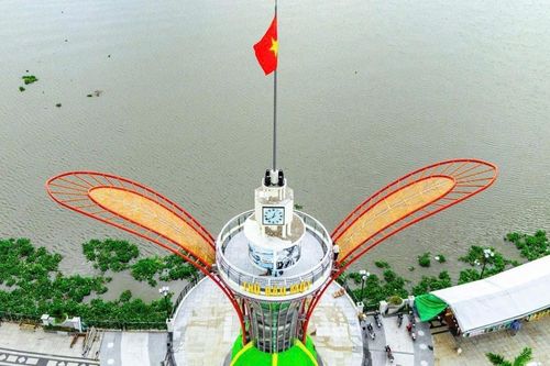 Lạ mắt với biểu tượng cánh hoa dầu 10 tỷ đồng nằm ven sông Sài Gòn