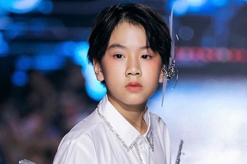 Mẫu nhí 10 tuổi đắt show thời trang nhờ vẻ điển trai, giỏi catwalk