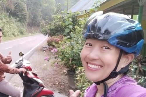 Người phụ nữ đạp xe hơn 1.600km về thăm quê hương ông nội