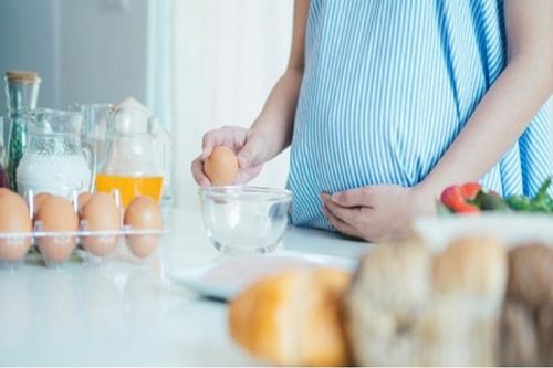 Mẹ bầu ăn nhiều trứng gà sinh con da trắng hồng đúng không?