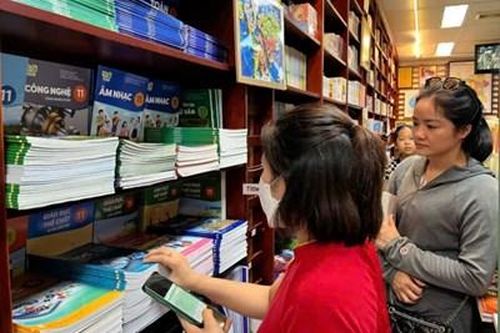 Phụ huynh nên thận trọng khi lựa chọn sách giáo khoa cho con trước thềm năm học mới