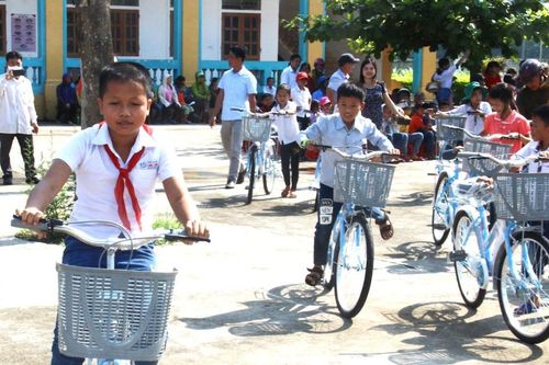 Anh Sơn vận động ủng hộ 730 xe đạp tặng học sinh nghèo