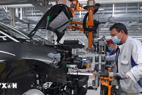 Volkswagen có thể đóng cửa nhà máy, cắt giảm việc làm để tiết kiệm hơn 4 tỷ USD