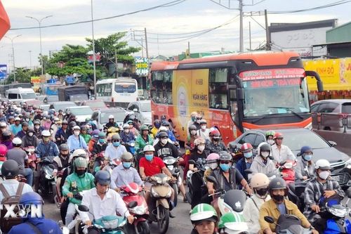 Người dân trở lại, cửa ngõ Thành phố Hồ Chí Minh ùn ứ kéo dài