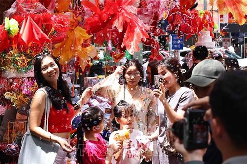 Phố Hàng Mã đông đúc người dân vui chơi dịp nghỉ lễ 2/9
