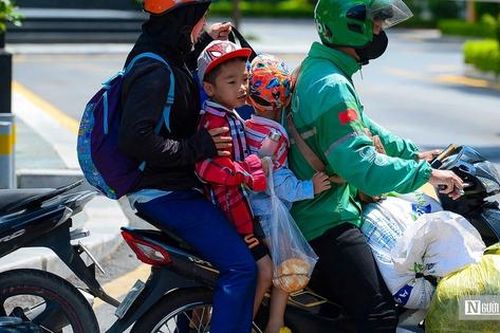 Người dân lỉnh kỉnh đồ đạc trở lại Thủ đô