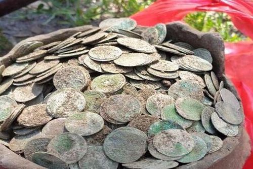 Dò kim loại, 3 người đàn ông đào được 'kho báu' chôn trong rừng