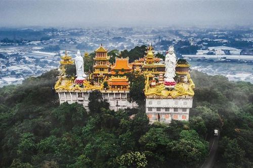 Ngôi chùa 400 năm tuổi có 'hòn đá thần' linh thiêng tọa lạc tại vùng 'thắng cảnh giữa vùng đồng bằng', nằm cạnh bên dòng sông nội địa dài nhất Việt Nam