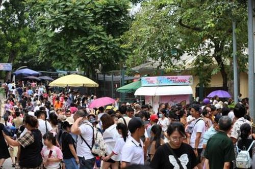 Hàng nghìn người dân Hà Nội, TP.HCM tham quan dịp lễ, xếp hàng chật kín từ 6 giờ sáng