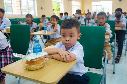 Trao Học bổng 'Tiếp sức đến trường' cho học sinh, sinh viên nghèo, hiếu học có hoàn cảnh khó khăn