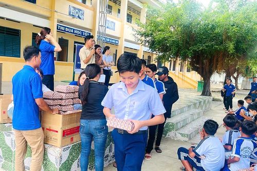 Trao 540 phần quà 'tiếp bước đến trường' cho học sinh vùng dân tộc huyện Tri Tôn