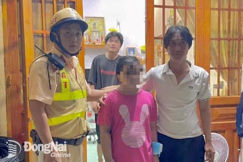 Cảnh sát giao thông Biên Hòa đưa bé gái bị lạc tại công viên Dương Tử Giang về nhà