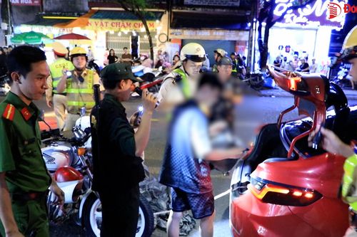 Truy đuổi xe ô tô cố tình vượt chốt, phát hiện hàng loạt vi phạm