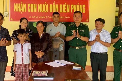Cậu bé Rơ Mah Tú hạnh phúc trong ngôi nhà mới