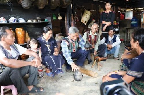Bảo tồn văn hóa cồng chiêng dân tộc M'Nông gắn với phát triển du lịch ở Đam Rông