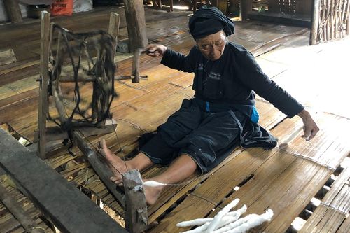 Người La Chí giữ nghề dệt