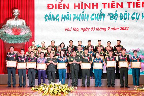 Giao lưu và tôn vinh điển hình tiên tiến trong thực hiện Phong trào Thi đua Quyết thắng