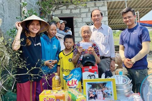 'Ông Bụt' của trẻ mồ côi