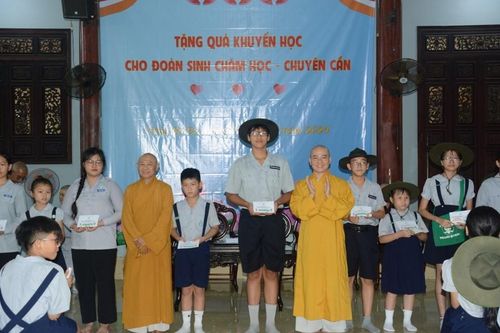 Đà Nẵng: Ban Bảo trợ tặng quà khuyến học đến 300 em đoàn sinh Gia đình Phật tử