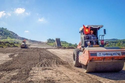 Công nhân miệt mài ngày đêm trên đại công trường dịp 2/9