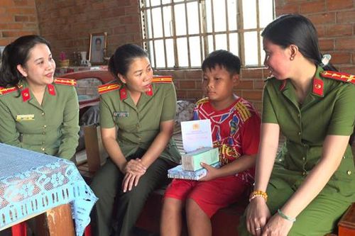 Lan tỏa chương trình yêu thương 'Mẹ đỡ đầu' với trẻ em nghèo, mồ côi ở Tây Ninh