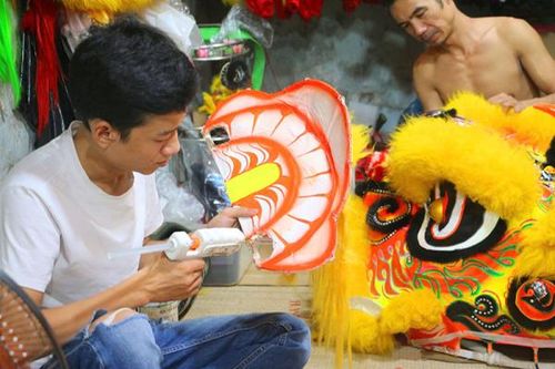 Nghệ nhân làm đầu lân tất bật phục vụ thị trường Tết Trung thu