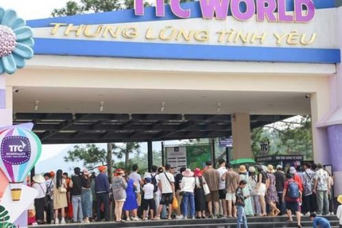 Mưa lớn, hơn 100.000 khách vẫn đổ lên Đà Lạt