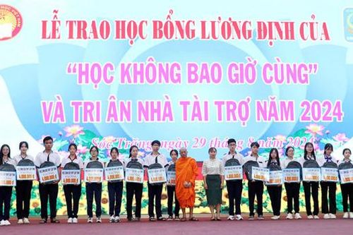 Sóc Trăng trao 570 suất học bổng cho học sinh, sinh viên