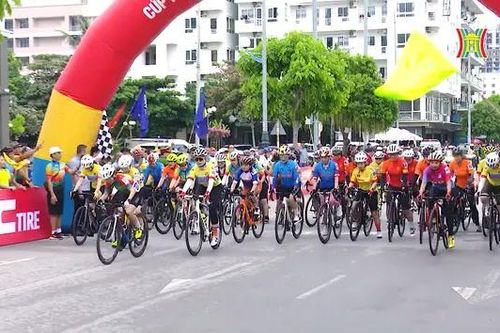 Gần 300 VĐV tham gia giải đua xe đạp phong trào