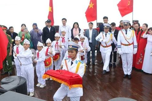 Lễ thượng cờ và tặng quà khuyến học trên đỉnh Fansipan
