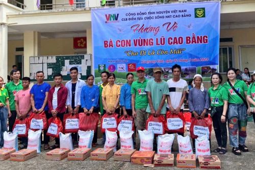 Cộng đồng tình nguyện Việt Nam tặng quà người dân xã Quang Vinh (Trùng Khánh)