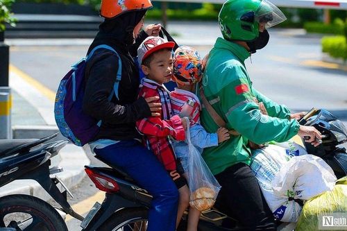 Người dân lỉnh kỉnh đồ đạc trở lại Thủ đô