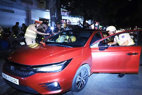 Ô tô 5 chỗ chở 8 người 'thông chốt' cảnh sát giao thông, trên xe có ma túy