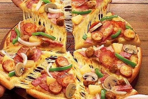 Cặp đôi tổ chức đám cưới siêu tiết kiệm, chỉ đặt pizza mời khách