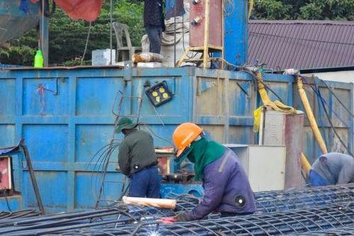 Hàng trăm công nhân xuyên lễ thi công cao tốc nghìn tỷ
