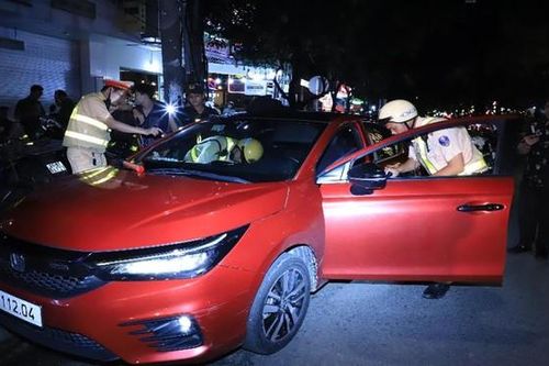 Ô tô chở 8 người vượt chốt CSGT, trên xe có ma túy