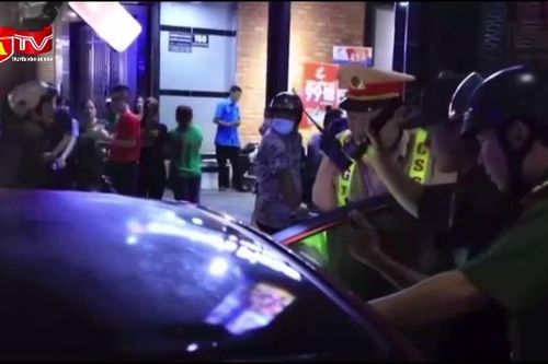 Kiểm tra xe ô tô 'thông chốt', phát hiện ma túy
