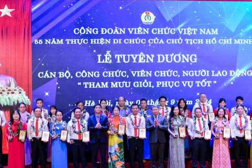 Tuyên dương 150 cán bộ, công chức, viên chức, người lao động 'Tham mưu giỏi, phục vụ tốt'
