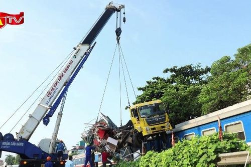 Điều tra làm rõ nguyên nhân vụ tai nạn đường sắt giữa tàu hỏa và ô tô tải