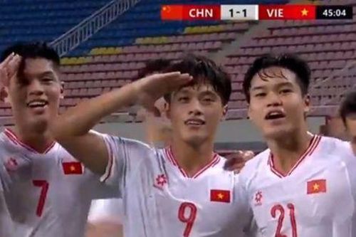 Xem tiền đạo Quốc Việt sút tung lưới U22 Trung Quốc