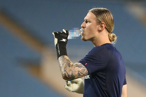 Thủ môn PSG nạp nước liên tục, cố thích nghi thời tiết Hà Nội