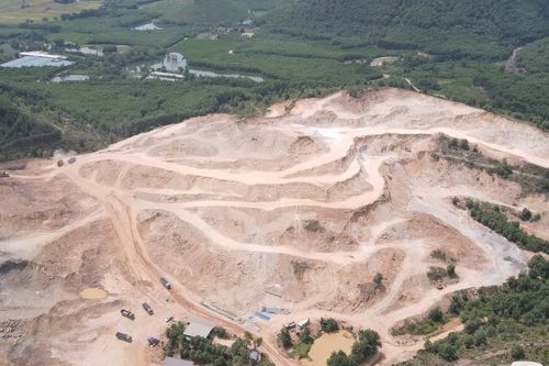 Nghệ An: Doanh nghiệp khai thác đất ngoài phạm vi ranh giới mỏ